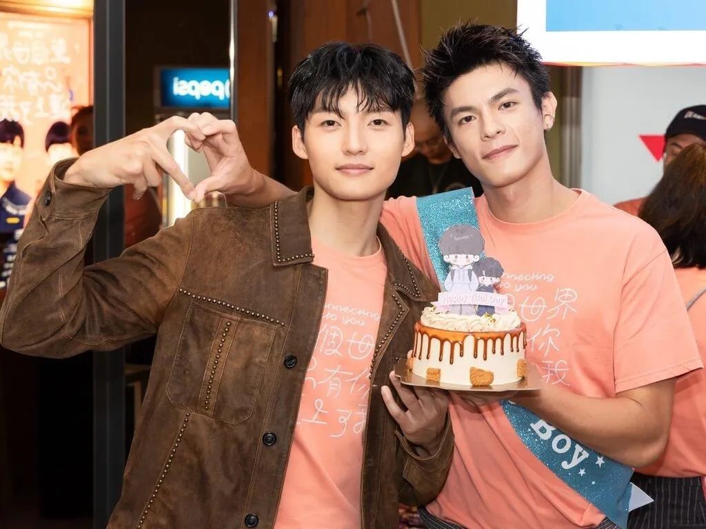 演員邱以太（右）、劉育仁（左）主演的奇幻BL台劇《整個世界，只有你連上了我》，劇中2人有不少親密戲。（圖／瀚草文創提供）