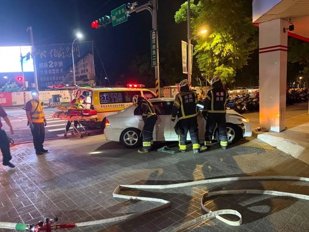消防人員將吳女救出送醫。（圖／警方提供）