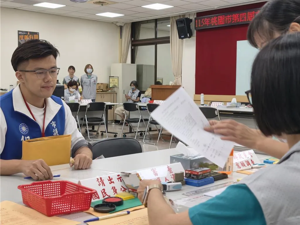 佀廣洋3日到桃園市選委會完成參選市議員登記。（圖／中國時報，賴佑維攝）