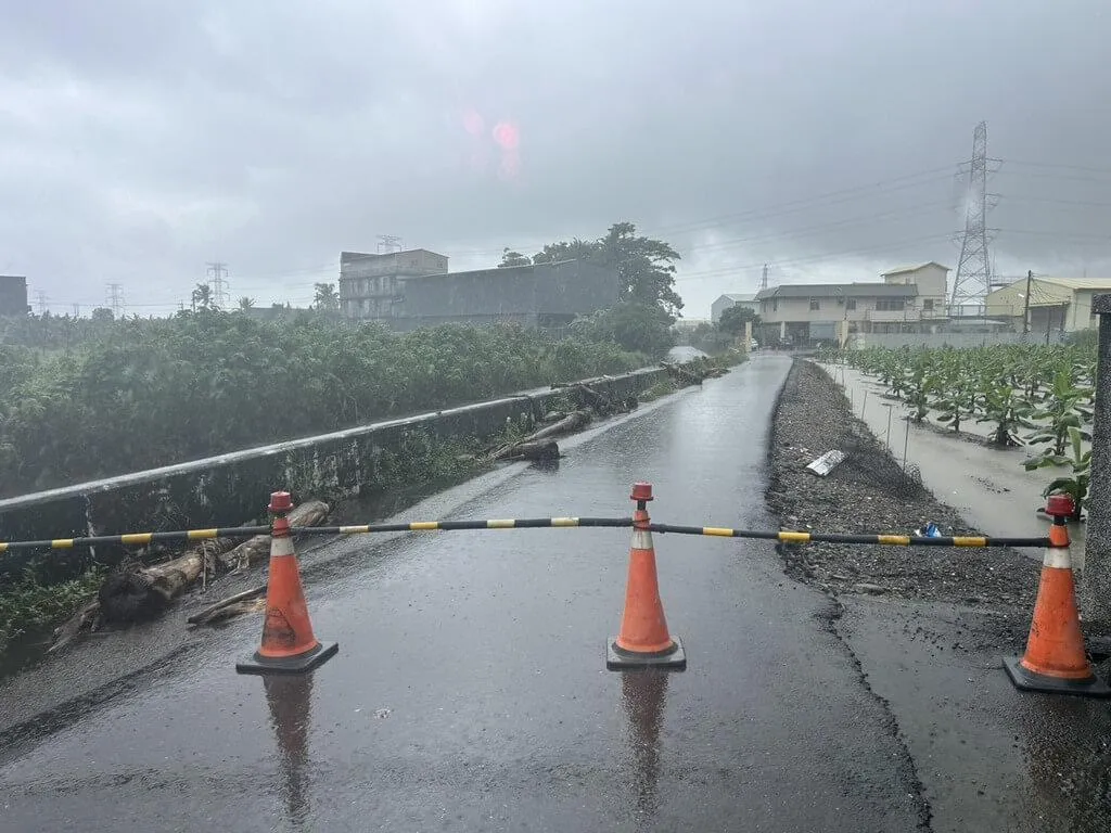 高雄大寮區濃公路252巷3日發生路面出現裂縫情況，疑似是近日豪雨導致塌陷，目前已封路。（圖／高雄市水利局提供）