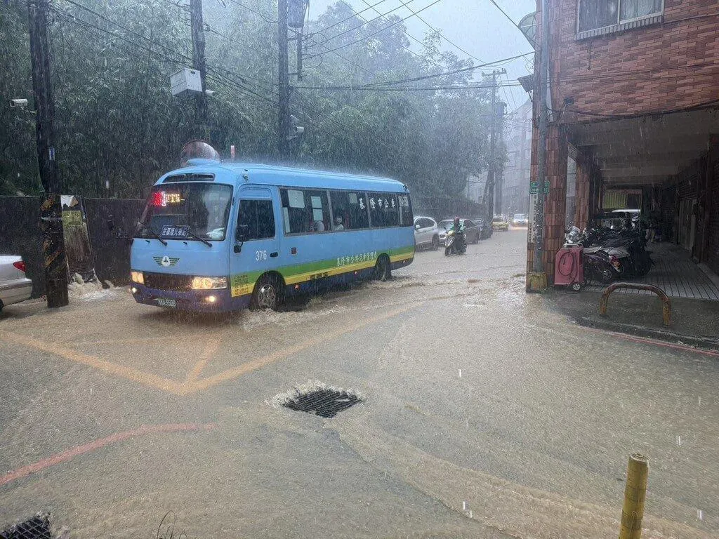 受持續性強降雨影響，基隆市4日一早起雨勢不斷，市區多處淹水，造成交通不便。（圖／基隆市議員施偉政提供）