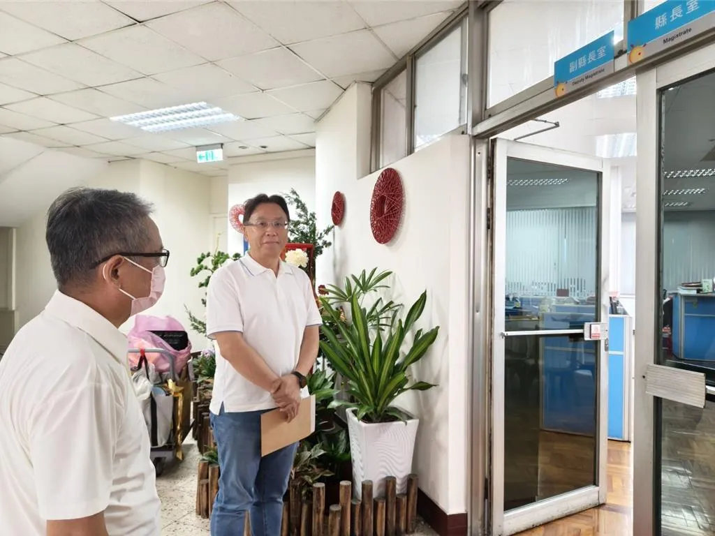 國民黨彰化縣長候選人魏平政帶著競總成立大會的邀請函,現身縣長室外,但未能遇到縣長王惠美。(圖/中時葉靜美攝)