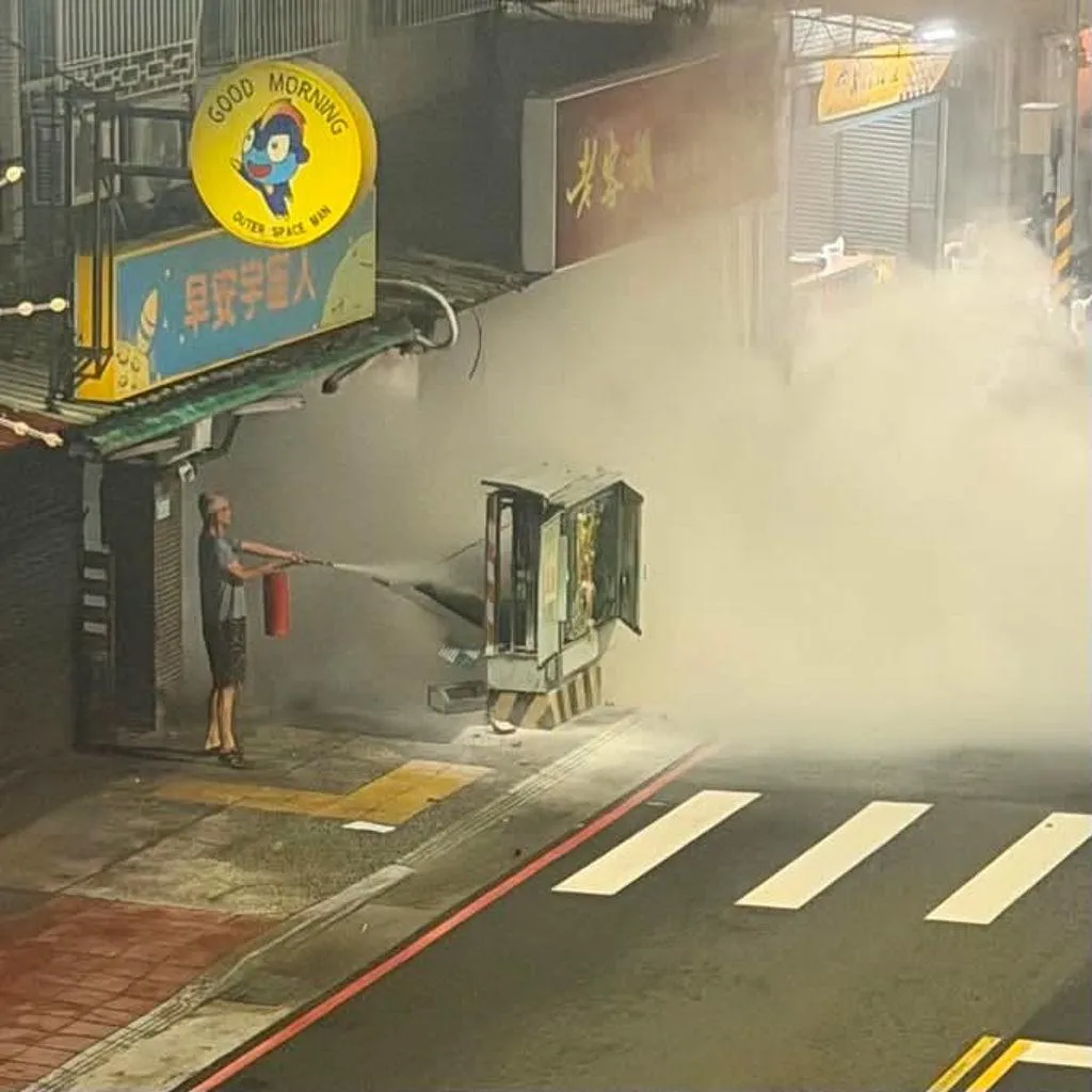 蘆洲深夜傳出爆炸聲,阿伯見變電箱著火衝上前滅火。(圖/翻攝自臉書社團我是蘆洲人,下同)