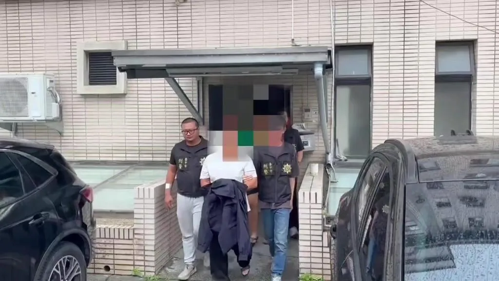男子在直播中亮槍械遭逮。（圖／翻攝畫面）