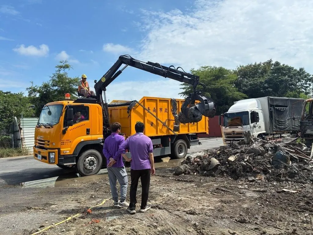 台南市安南區海佃路住宅區空地廢棄物8月22日起火爆炸，南檢聲押涉案3人獲准。環保局在確認現場無需保全證據後，5日動工清除善後。（圖／台南市政府提供）
