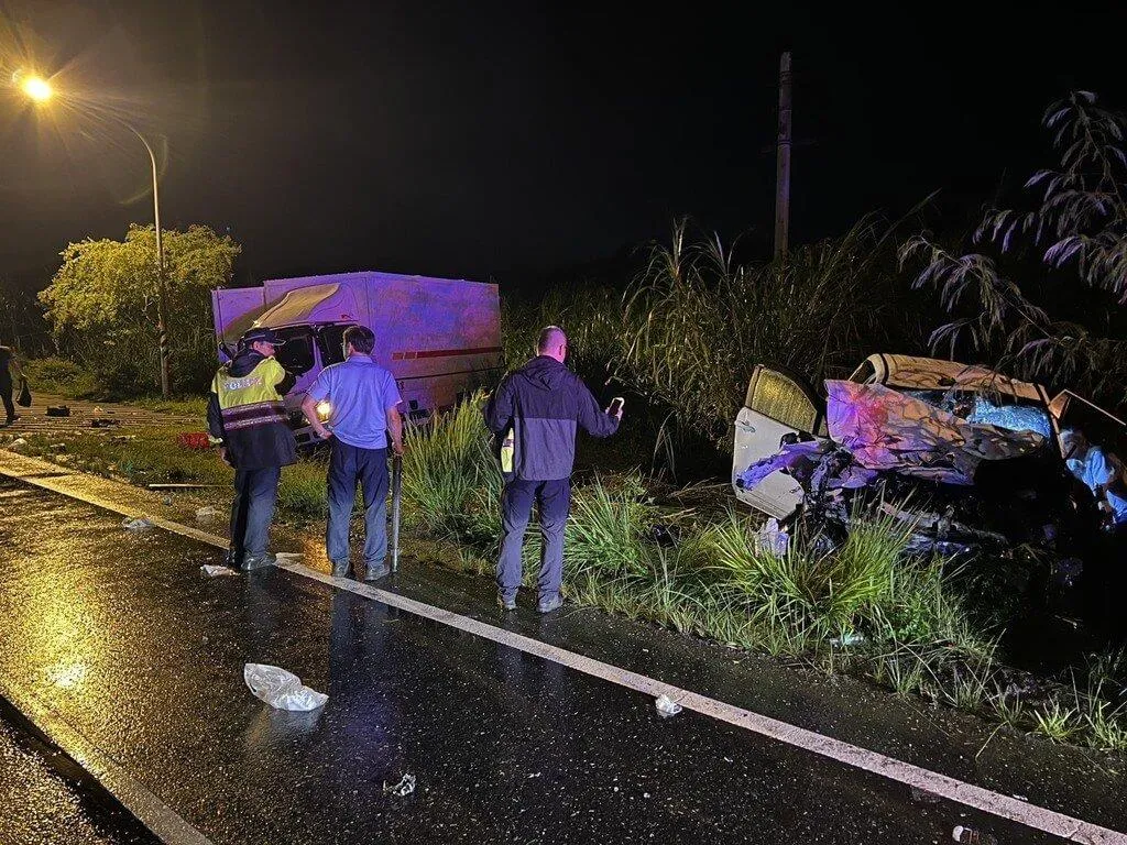 台9線花蓮光復路段4日發生小貨車與車輛碰撞事故，警方調查後，確認死者包含自小客車內52歲林姓婦人及其5歲孫子，另有小貨車羅姓司機重傷。（圖／民眾提供）
