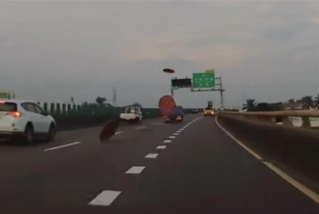 5日傍晚,台88快速道路大寮交流道前,一輛小貨車掉落辦桌圓桌,導致後方41歲黃姓駕駛反應不及發生擦撞,另有圓桌掉落橋下砸到自小客車。(圖/Threads@yixin2523授權提供)