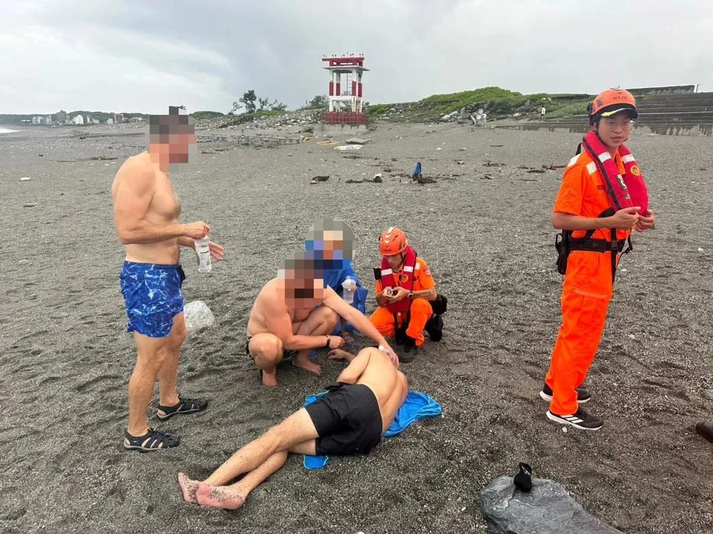 昨（5）日下午2點30分，3名外籍遊客於花蓮七星潭違規戲水，1男遭大浪困住，海巡人員急下水將人平安帶回岸上。（圖／海巡署提供）