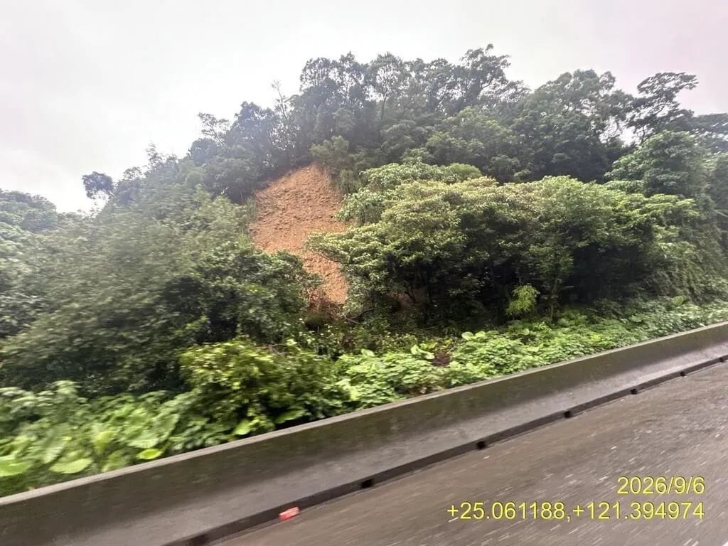 國道1號北上泰山路段38公里處6日發生邊坡土石滑落事件，交通部高速公路局初判未影響行車安全，派員持續警戒監看中。（高公局提供）