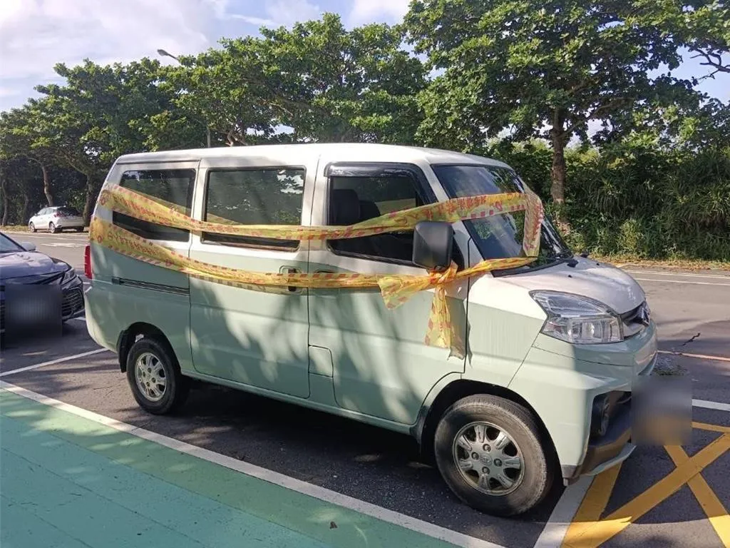 墾丁大街南側路旁停放廂型車滲出異味液體,警方到場採證。(圖/恆春分局提供)