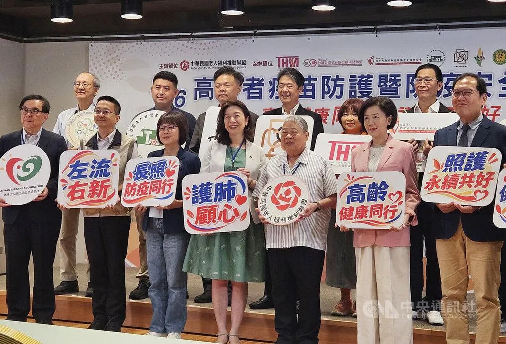 衛福部次長林靜儀（前中）、台大兒童醫院感染科主治醫師黃立民（前左1）、疾管署長羅一鈞（前左2）。（圖／中央社）