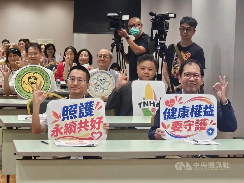衛福部疾管署長羅一鈞(前左)說,台灣今年首次引進20萬劑加強型流感疫苗,成為亞洲第一個、也是目前唯一引進加強型流感疫苗的國家。(圖/中央社)