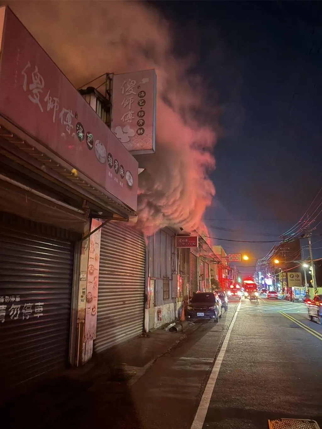 桃園市八德區廣福路一帶今（7）日晚間8時43分許驚傳火警，一處連棟鐵皮工廠突然起火。（圖／民眾提供）