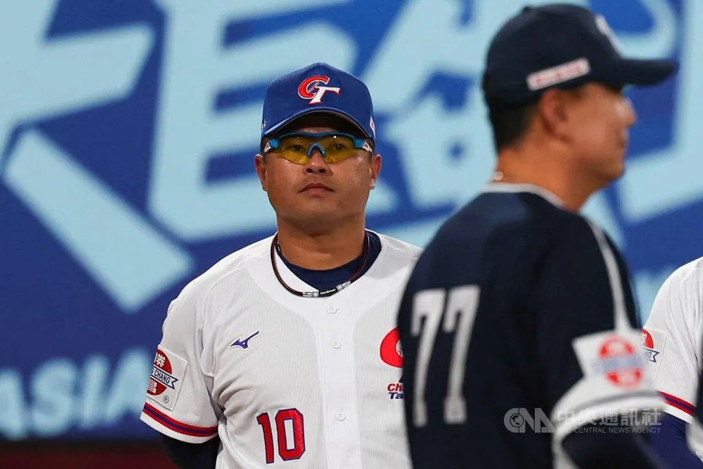 亞洲青棒錦標賽台灣隊7日首戰在天母棒球場迎戰韓國，台灣隊總教練楊孝承（中）場邊督軍。中央社記者吳家昇攝