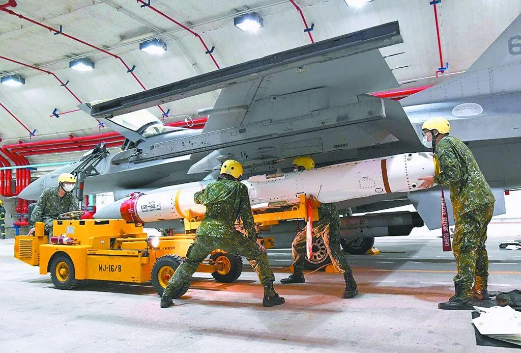 空軍花蓮佳山基地進行「夜間潛力裝掛作業」。（圖／空軍臉書）