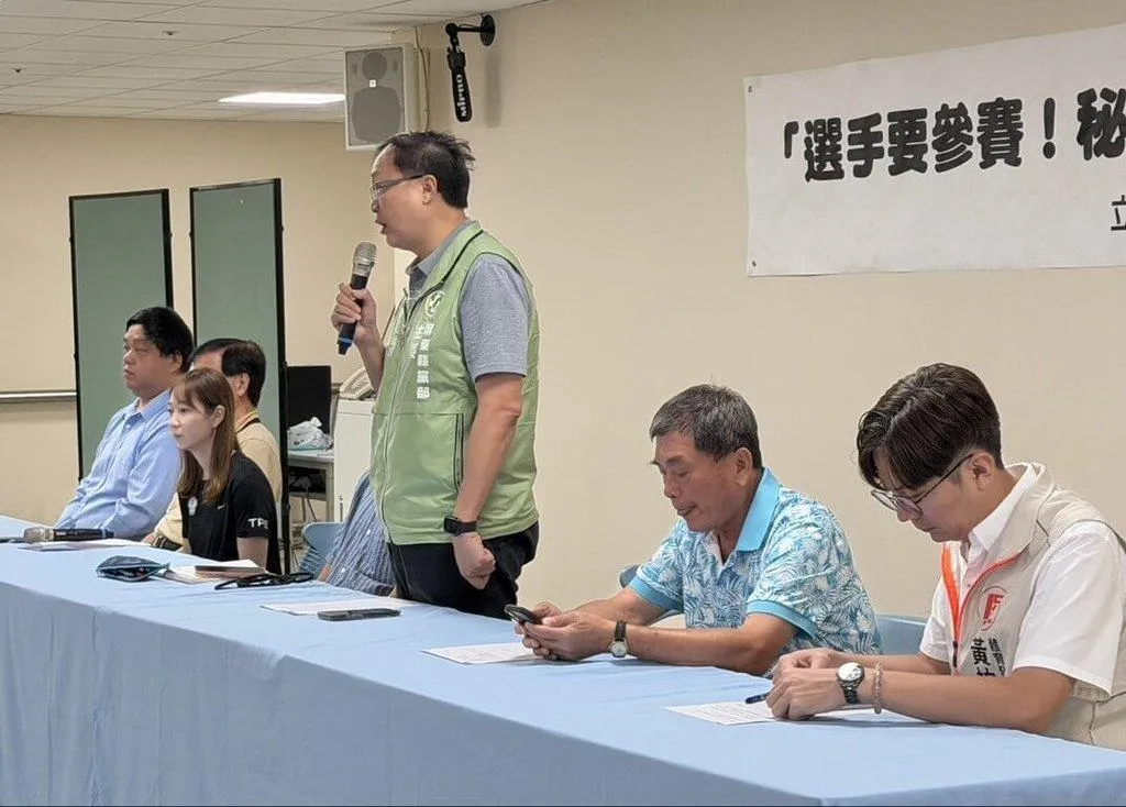 屏東體操選手未經告知，遭中華民國體操協會放棄世錦賽參賽機會，民進黨立委徐富癸（右3）9日在記者會要求運動部調查協會決策過程、究責相關人員。（立委徐富癸辦公室提供）