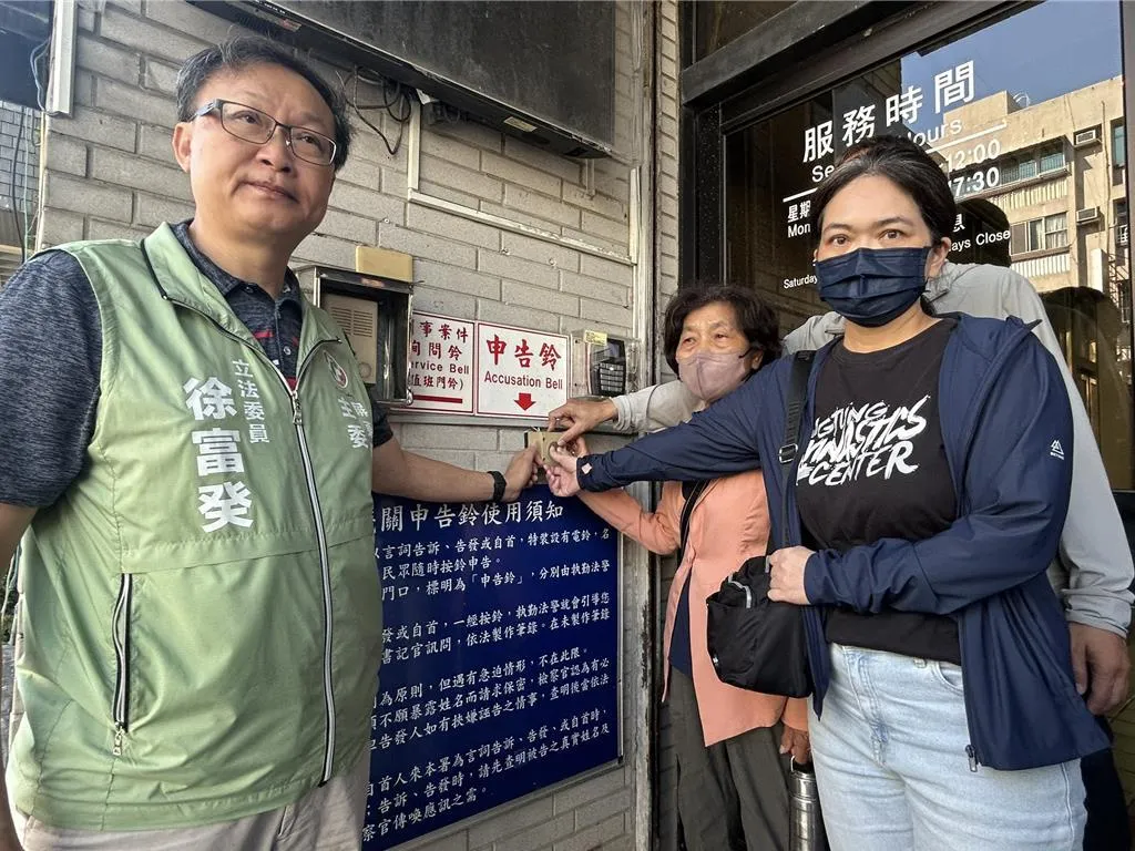 立委徐富癸10日陪同潘阿嬤前往屏東地檢署，控告體協秘書長江建東涉嫌背信，縣長周春米也委託律師程耀樑陪同提告。（圖／報系資料照／中時）