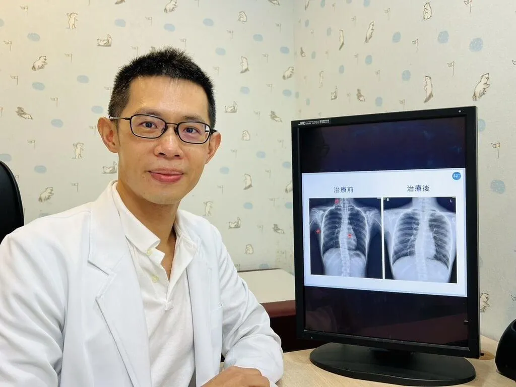 自發性縱膈腔氣腫在臨床上相當少見，書田診所小兒科主任醫師蘇軏提醒，若有突發胸悶、胸痛、喘或呼吸困難等4大警訊應留意。（圖／書田診所提供）