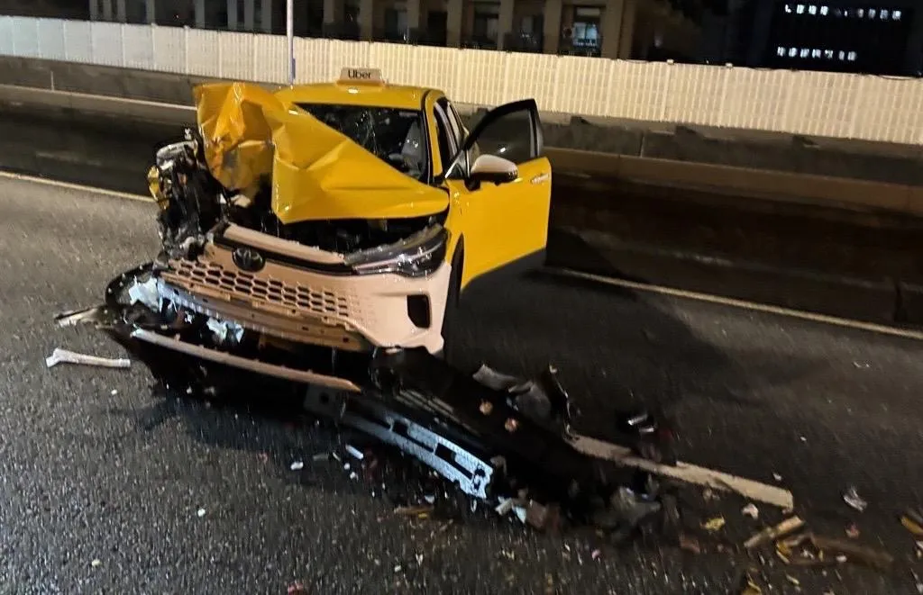 計程車衝撞工程車車頭全毀。（圖／翻攝畫面）