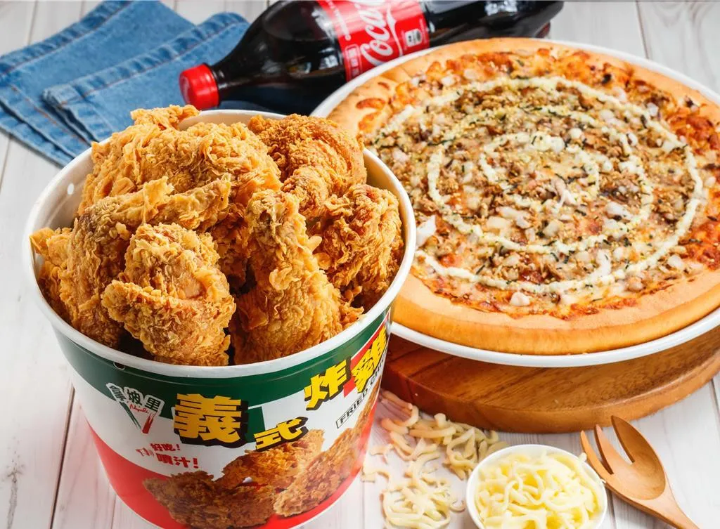 近日社群平台上出現大量標榜知名連鎖速食品牌「拿坡里披薩炸雞」的特惠貼文，宣稱只要 99 元就能購買「披薩加上 12 塊雞翅或雞腿」的超高 CP 值組合，吸引無數民眾轉載與討論。（圖／拿坡里披薩炸雞提供）
