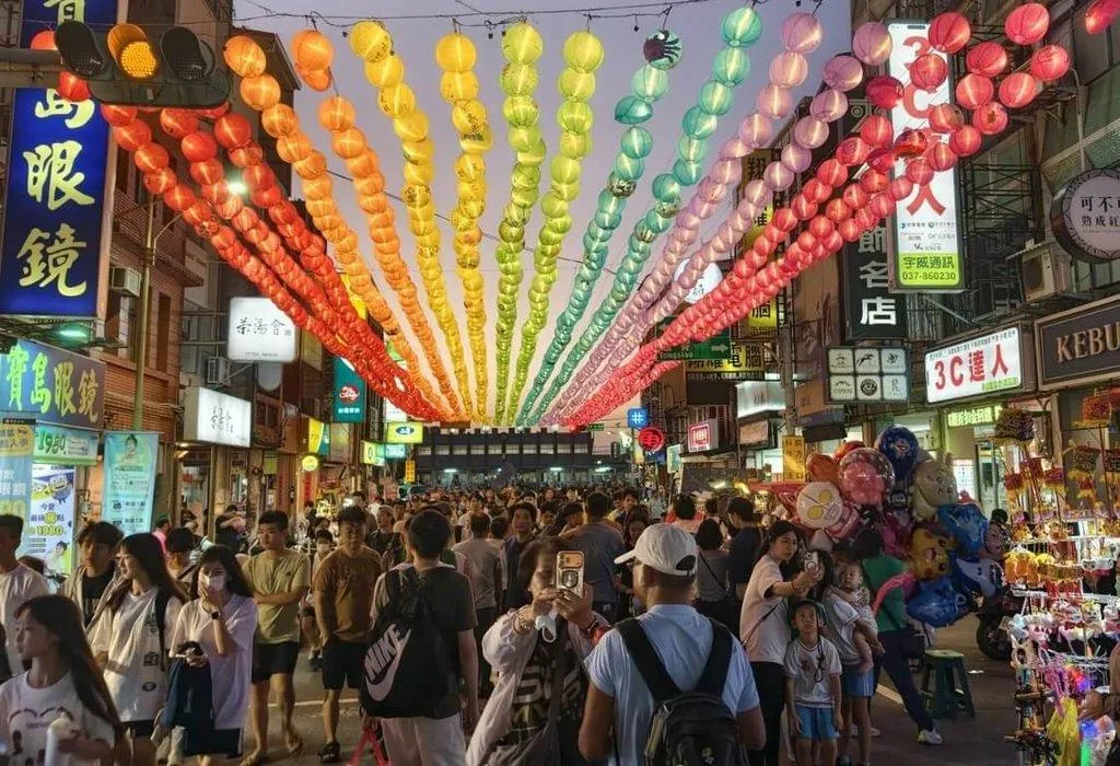 苗栗縣苑裡鎮一年一度「鬼門關夜市」10日晚間登場,除有各式美食小吃,苑裡鎮公所在火車站前為公路段設置彩繪燈籠裝置藝術,讓街區氛圍加倍。(民眾提供)
