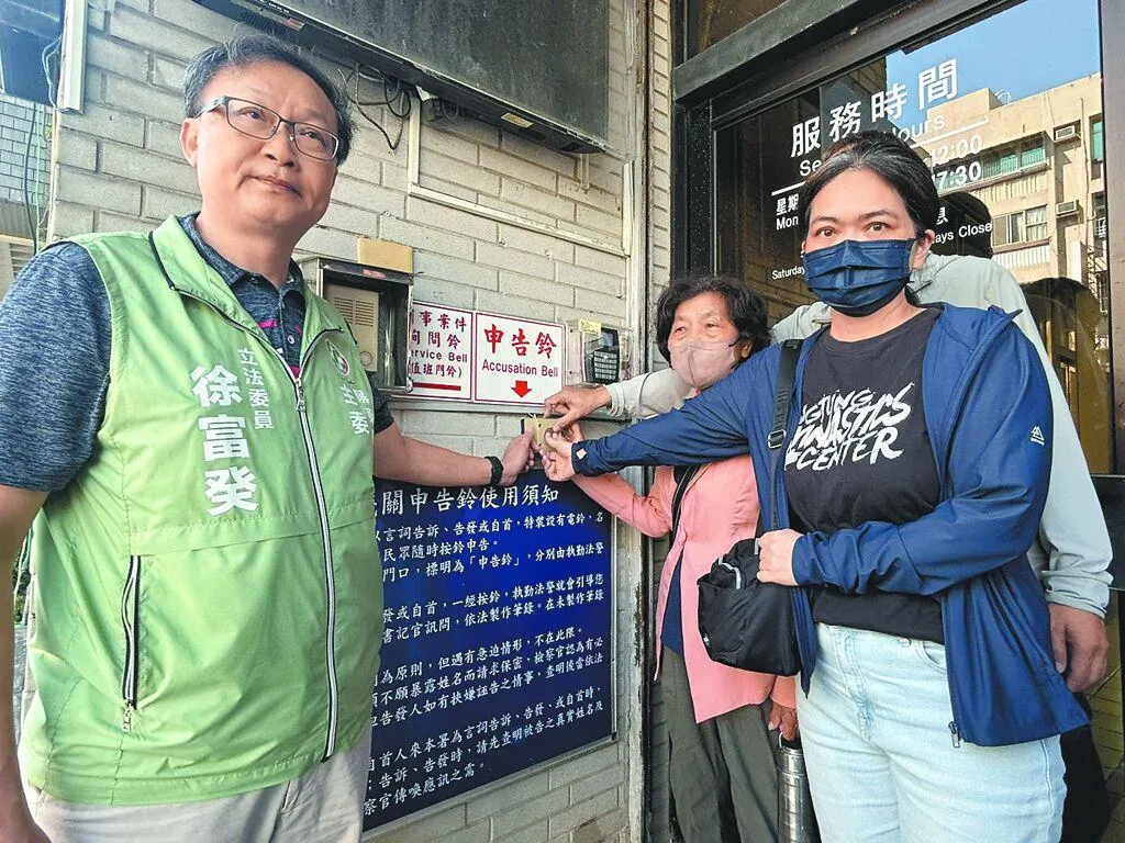 民進黨立委徐富癸(左一)與潘阿嬤(左二)10日赴屏東地檢署,按鈴申告中華民國體操協會祕書長江建東涉嫌背信罪。(圖/資料照)