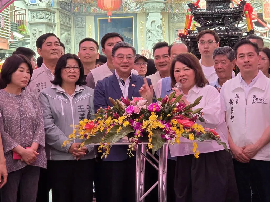 黃敏惠當眾再向卓榮泰爭取嘉義輕軌經費。（圖／中時廖素慧攝影）