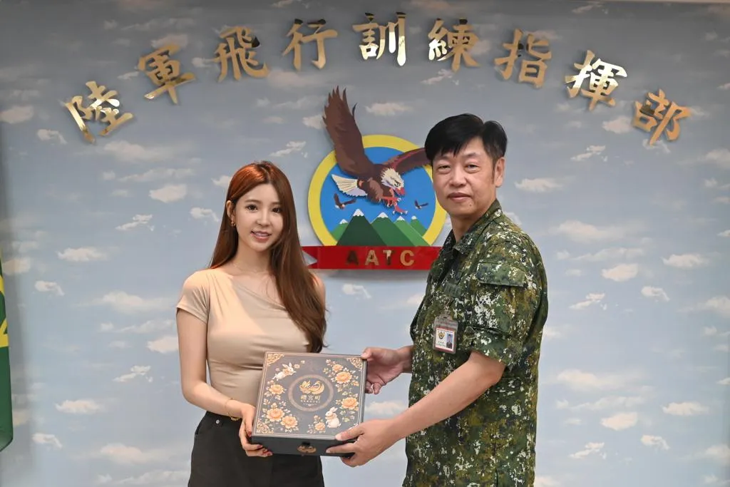 超人氣網紅寧寧現身,引發現場暴動。(圖/陸軍飛訓部提供)