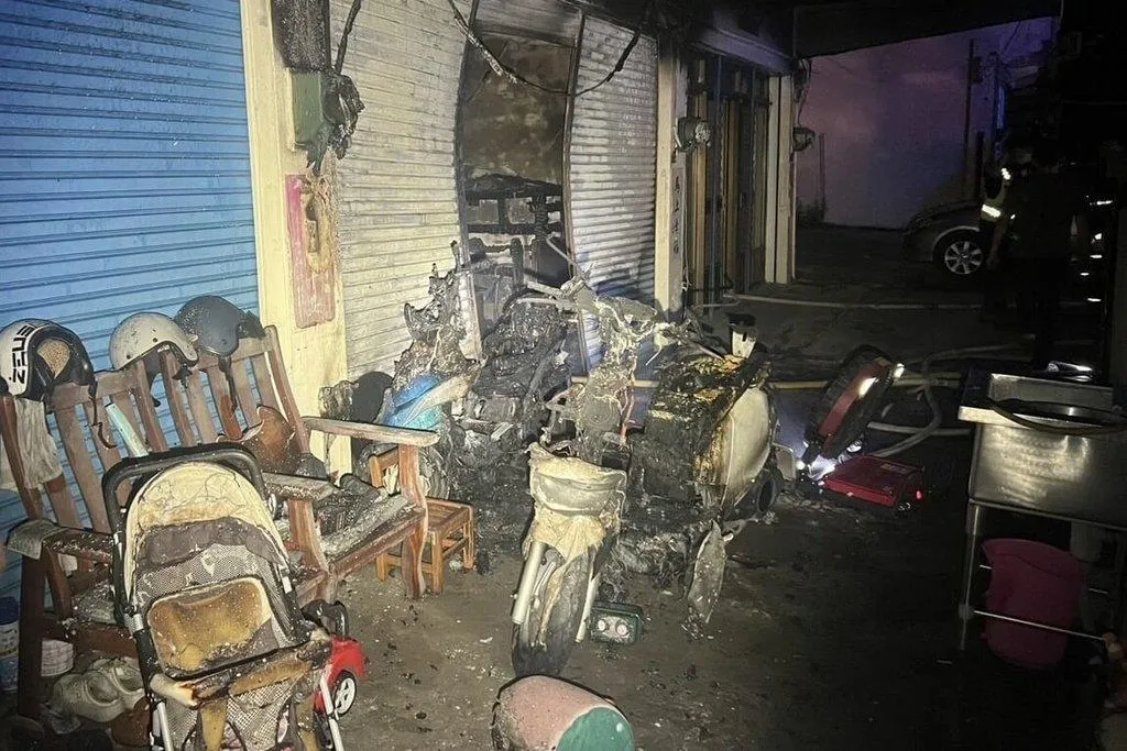 南投草屯鎮防汎路日前發生住宅火警,警消到場撲滅火勢。警方循線查出,屋主拿汽油縱火燒自己住處,犯案後躲草叢準備拿鹽酸潑人。(圖/警方提供)