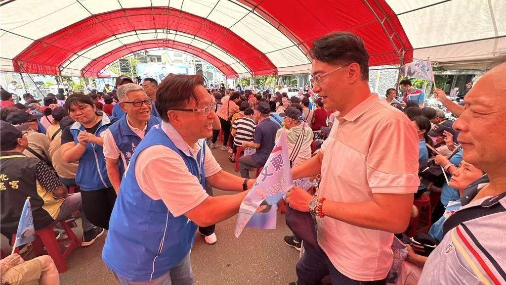 國民黨彰化縣長參選人魏平政見到縣府參議柯呈枋上前握手。(圖/中國時報,葉靜美攝)