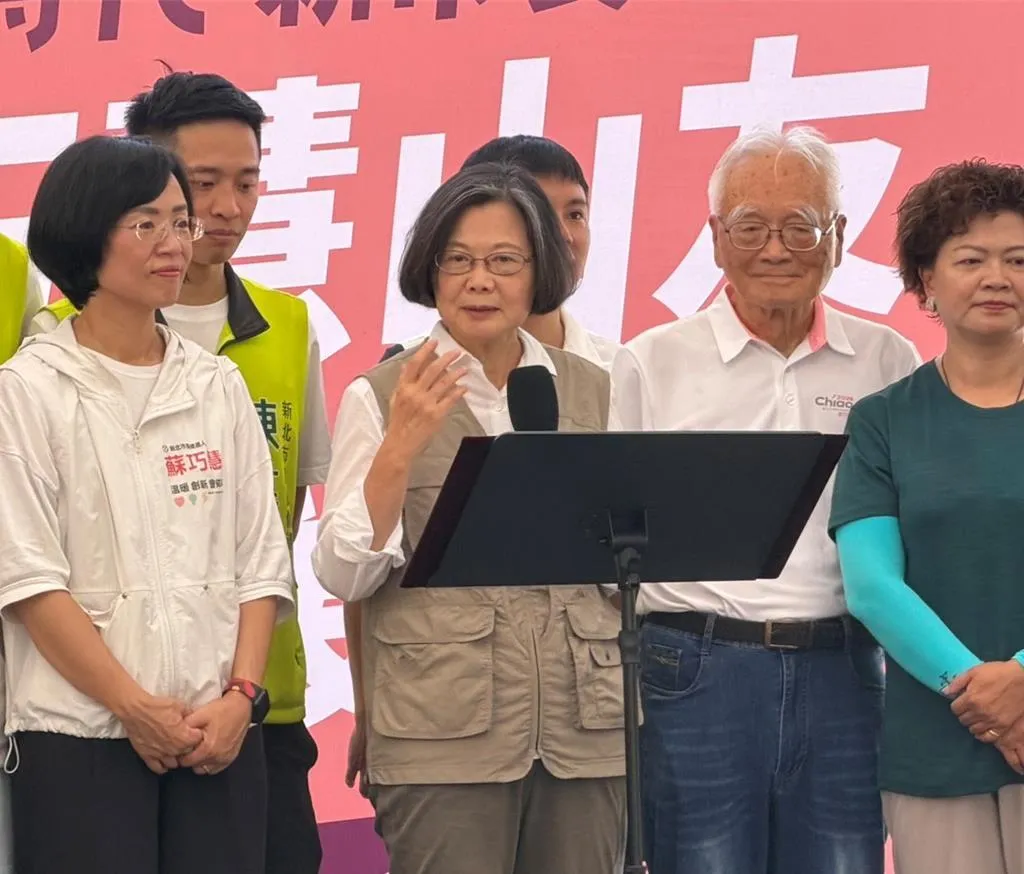 民進黨新北市長參選人蘇巧慧13日成立山友後援會,前總統蔡英文現身站台。(中時吳嘉億攝)