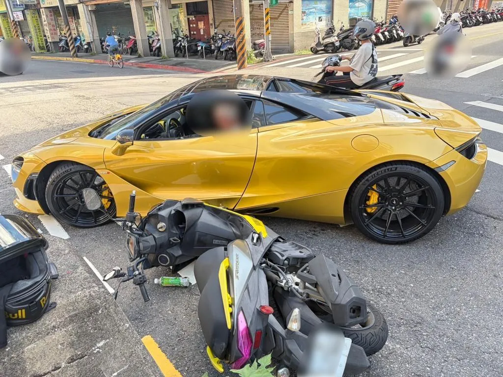 1768萬麥拉倫路口迴轉撞機車,騎士擦挫傷雙方無酒駕。(圖/翻攝畫面,下同)
