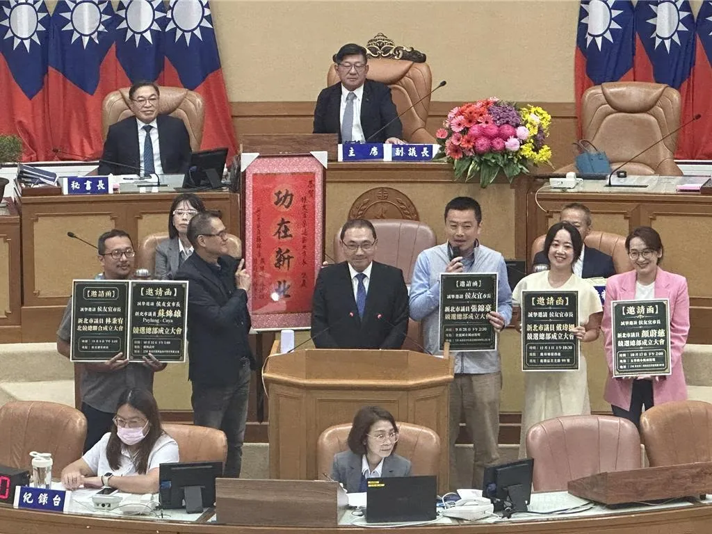 新北市長侯友宜任期即將屆滿,今(14)日總質詢,民進黨多位議員特別致贈「功在新北」鏡屏。(中時高鈞麟攝)