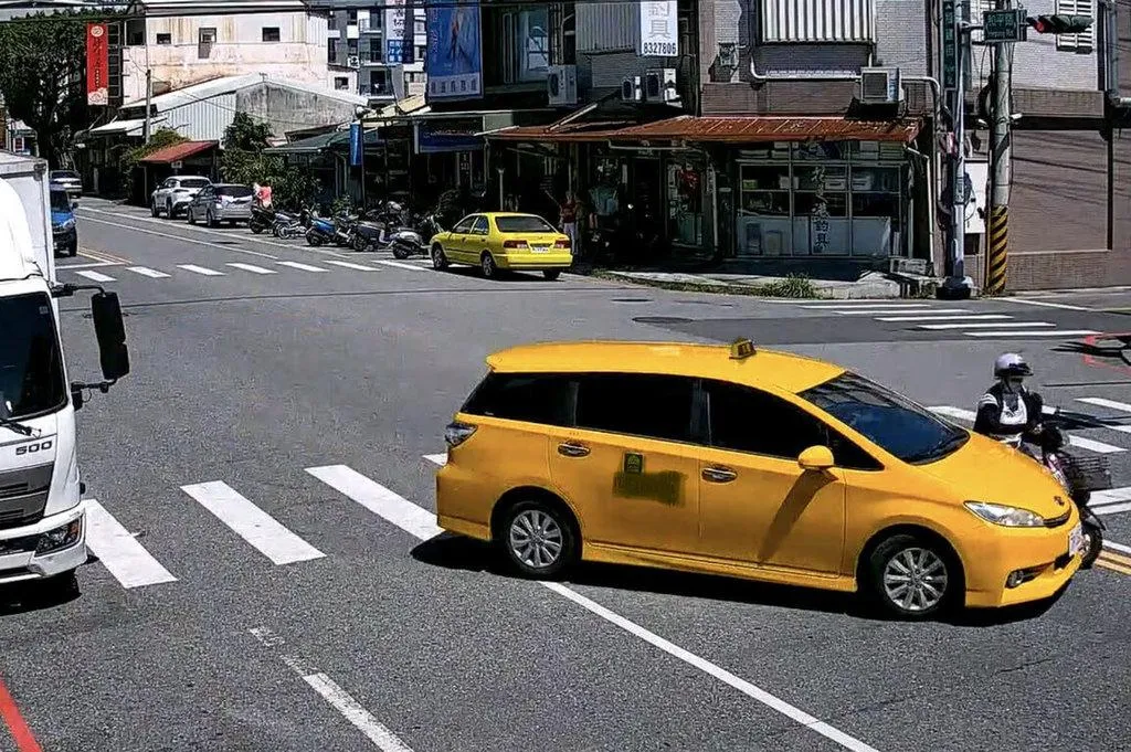 花蓮昨日發生一起死亡車禍女騎士遭計程車輾斃。(圖/翻攝畫面)
