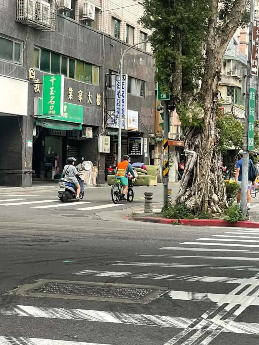 男子用腳踏車載運3人沙發引發討論。(圖/翻攝自「爆料公社」)