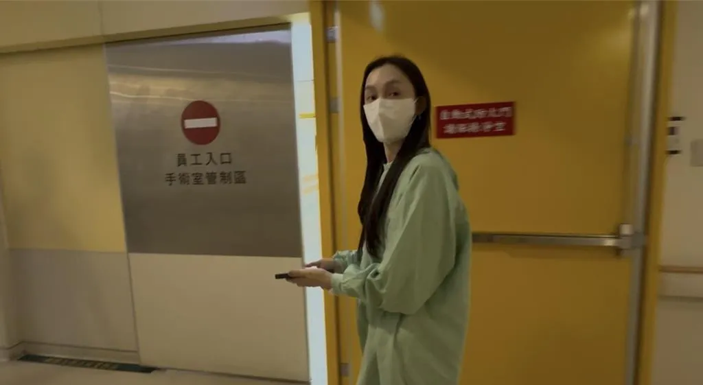 范瑋琪16日上午穿著隔離衣從台大醫院心血管中心加護病房走出。（圖／中國時報　提供）