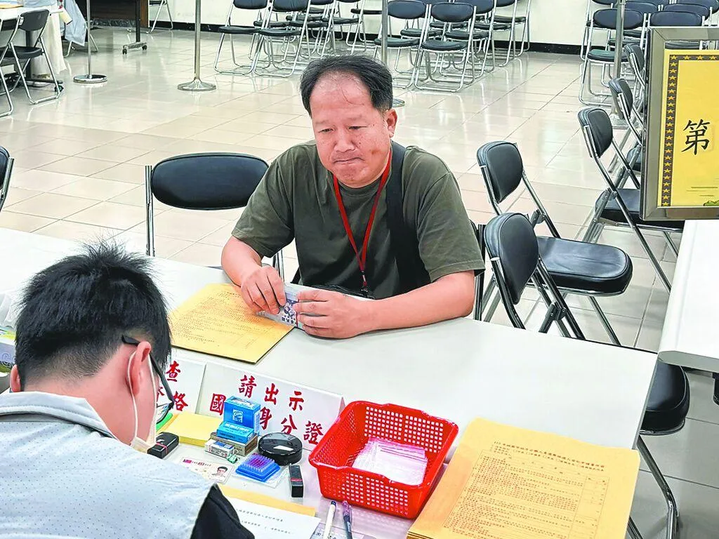 桃園市議員參選人退警網紅「瀟湘公子」遭檢方通緝後18日自行到案（報系資料照）