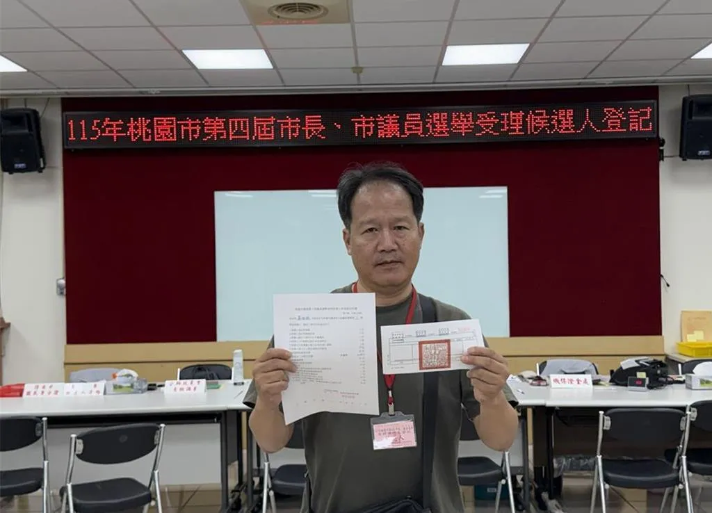 退警網紅「瀟湘公子」蕭湘瀚今自行前往龜山警分局投案,結束通緝狀態。(圖/桃園市選委會提供)