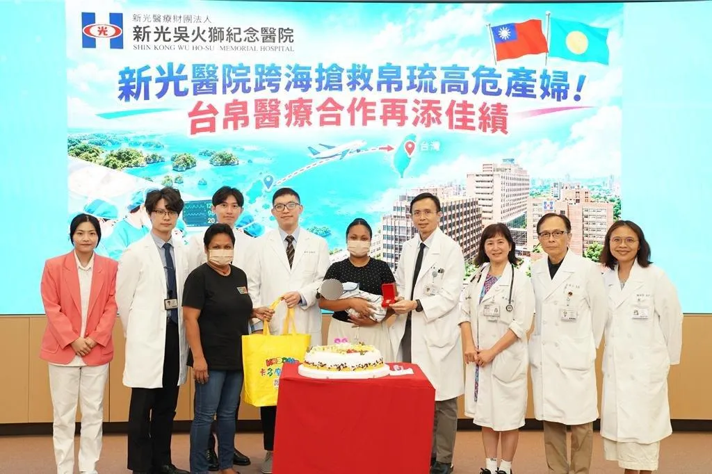 薇安娜抱著新生兒現身切蛋糕,感謝醫療團隊的救命之恩。(圖/新光醫院)