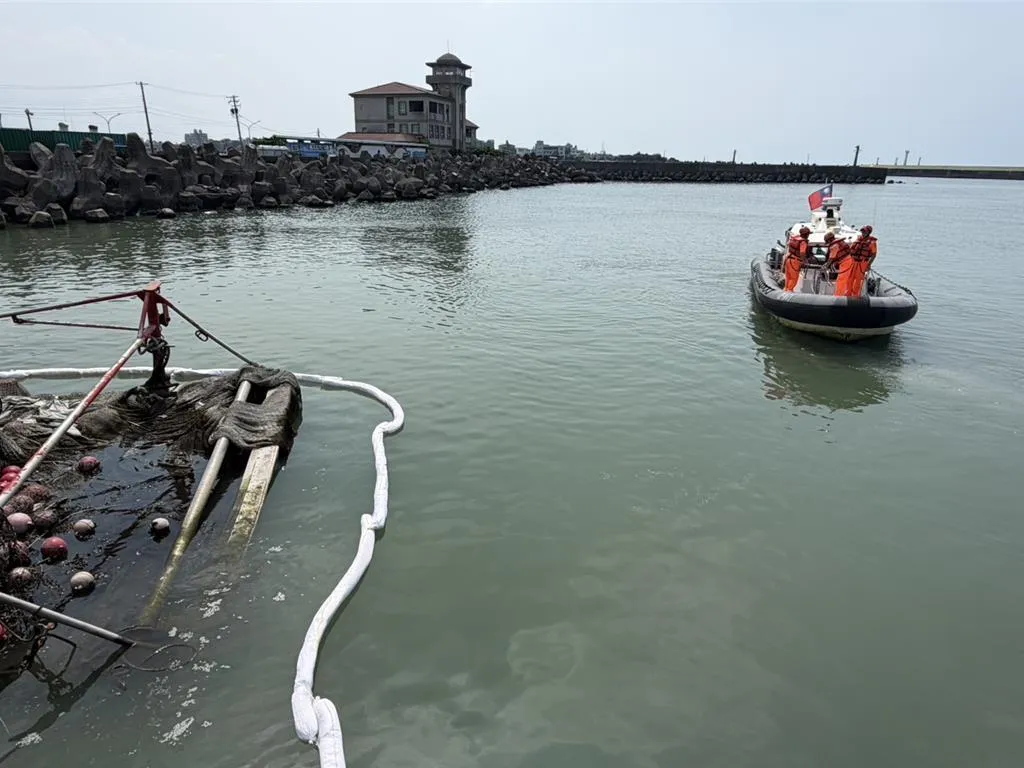 屏東鹽埔漁港今(19)日上午驚見水面漂浮油污,海巡署研判疑為「金財滿」漁船漏油。(圖/海巡署提供)