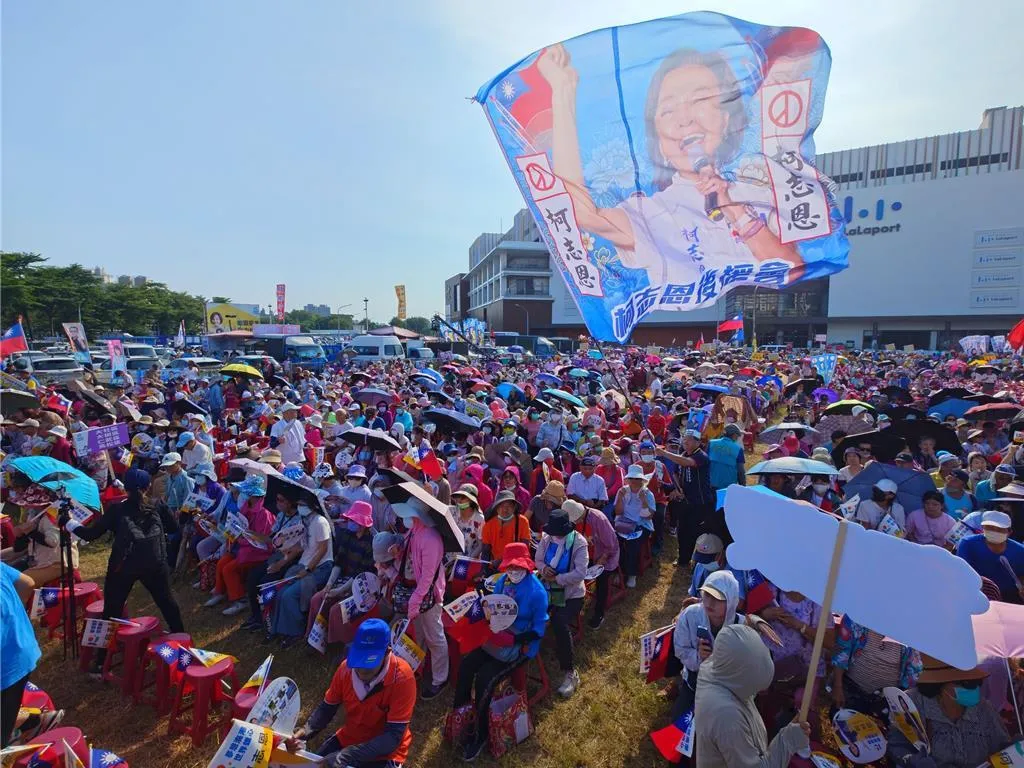 國民黨高雄市長參選人柯志恩首場萬人造勢強勢插旗鳳山，在捷運鳳山西站旁舉辦「大風起！高雄勝利大會」。（中時任義宇攝）
