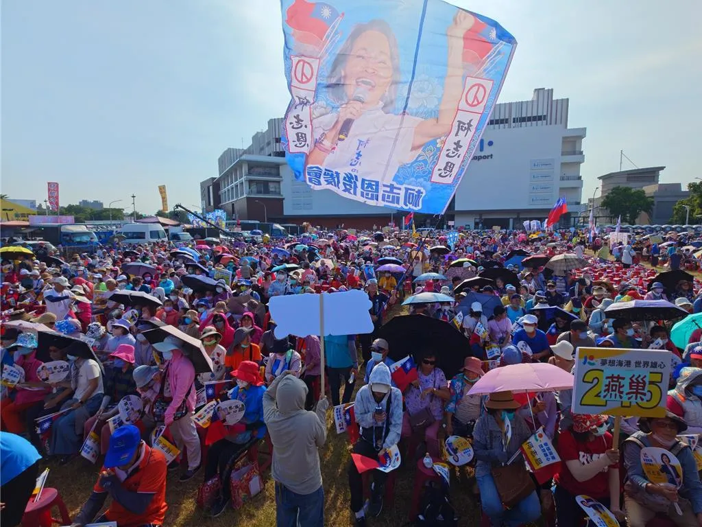 國民黨高雄市長參選人柯志恩首場萬人造勢強勢插旗鳳山。（中時任義宇攝）