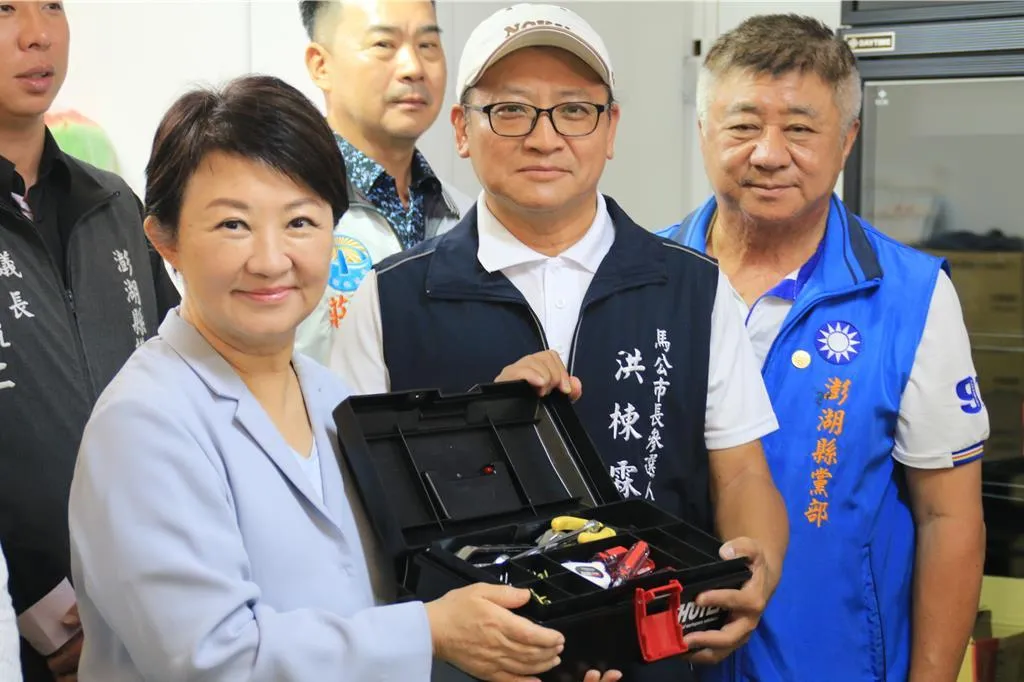 台中市長盧秀燕致贈工具箱給洪棟霖。(中時許逸民攝)