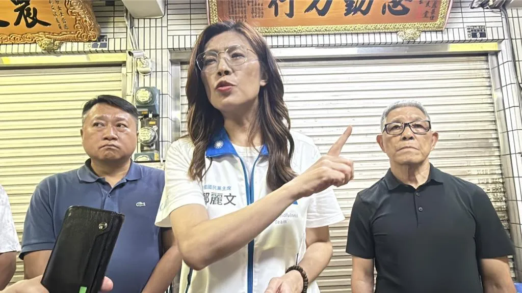 國民黨主席鄭麗文（中）19日晚間到彰化縣溪州鄉探視鄭汝芬，她痛批司法黑手介入選舉。（圖／中時提供）