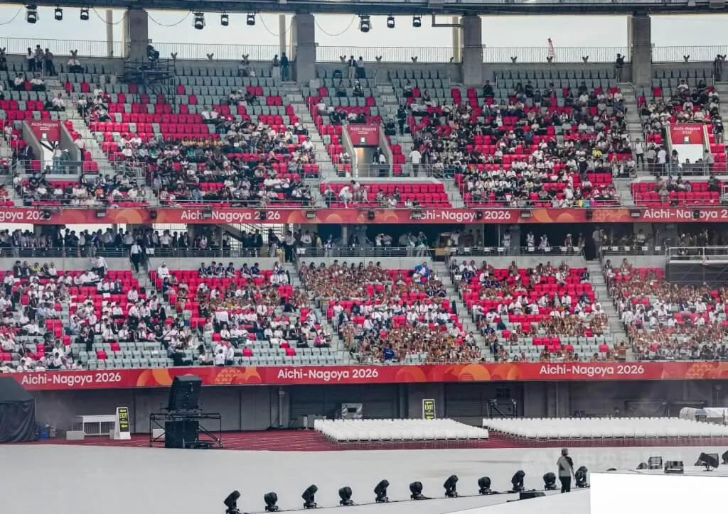 2026愛知名古屋亞運19日晚間舉行開幕典禮，距典禮開始前約1小時，觀眾席還有多處空位。（圖／中央社記者鄭清元攝）