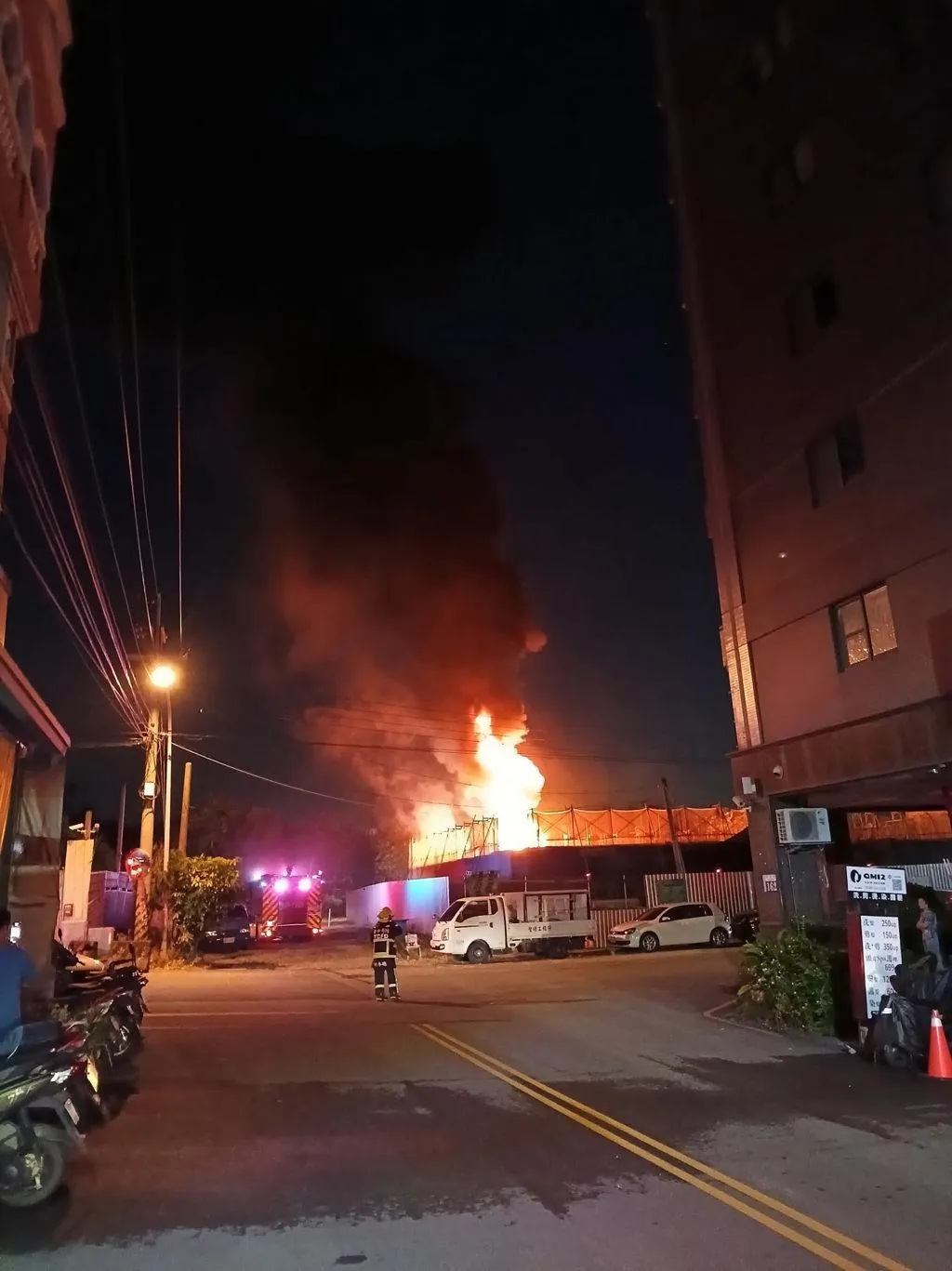台中新建工地傍晚竄火，濃煙驚動居民 消防急灌救。（圖／翻攝自爆料公社）