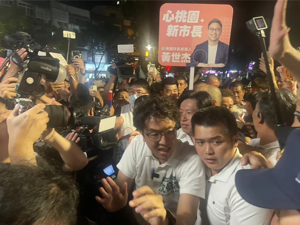 民進黨台北市長參選人沈伯洋20日晚間跨區前進桃園，與民進黨桃園市長參選人黃世杰、行政院祕書長張惇涵合體赴中壢觀光夜市掃街。（中時呂筱蟬攝）