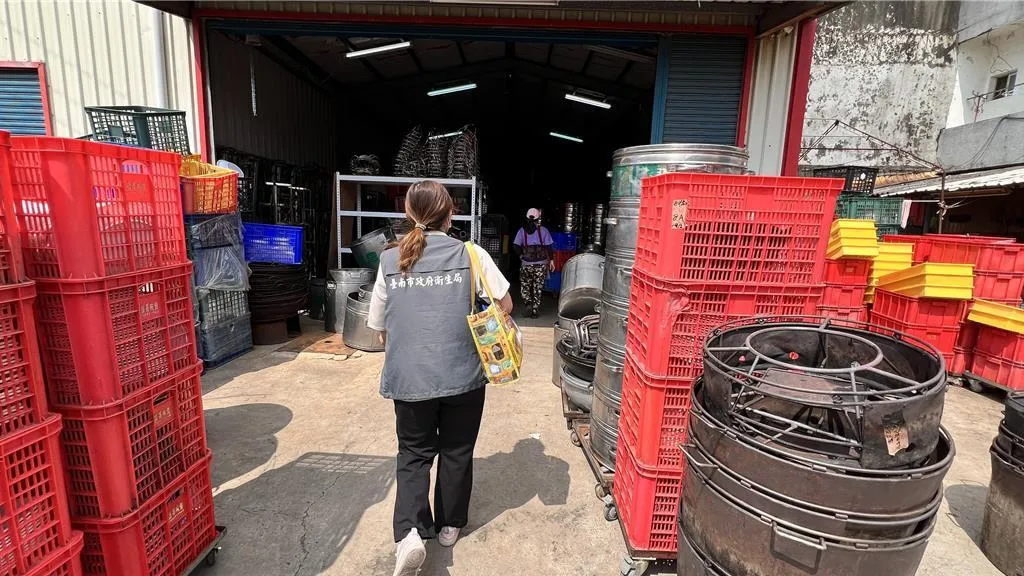 台南市高調舉辦的鍘美宴菜色出現疑似食物中毒，台南市衛生局21日上午前往外燴業者在新營的工廠稽查。（圖/台南市衛生局)