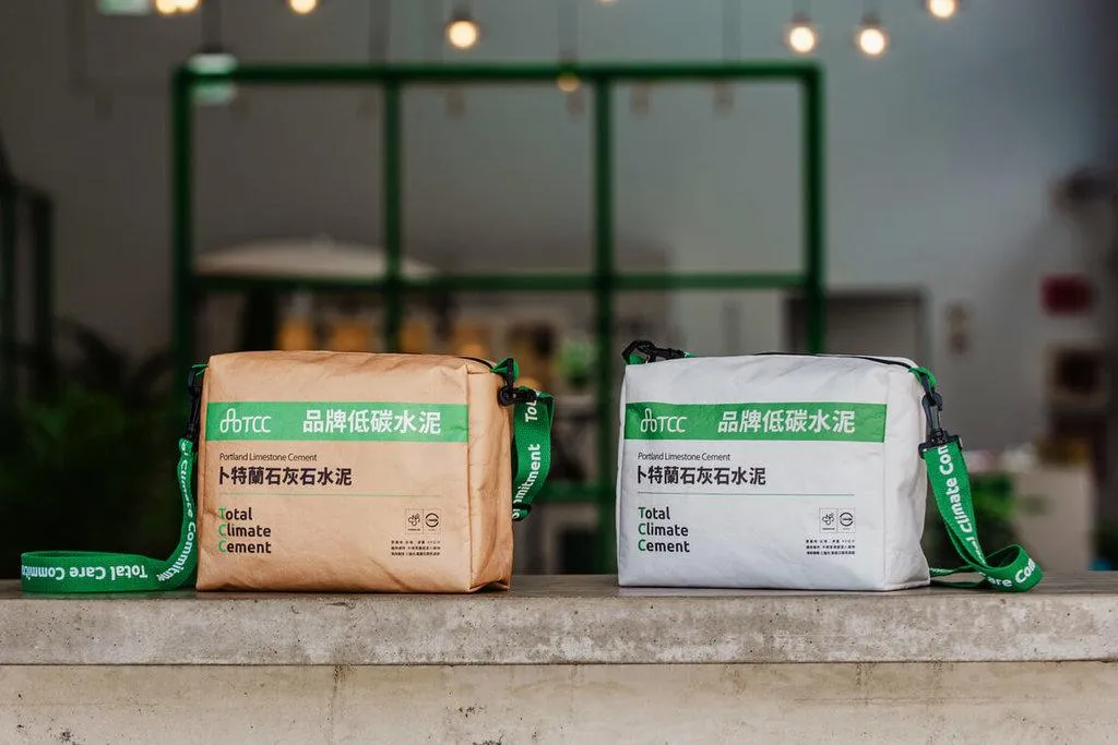 台泥21日宣布10月13日的股東臨時會紀念品,是以低碳水泥包裝為設計概念的斜背包。(圖/台泥提供)