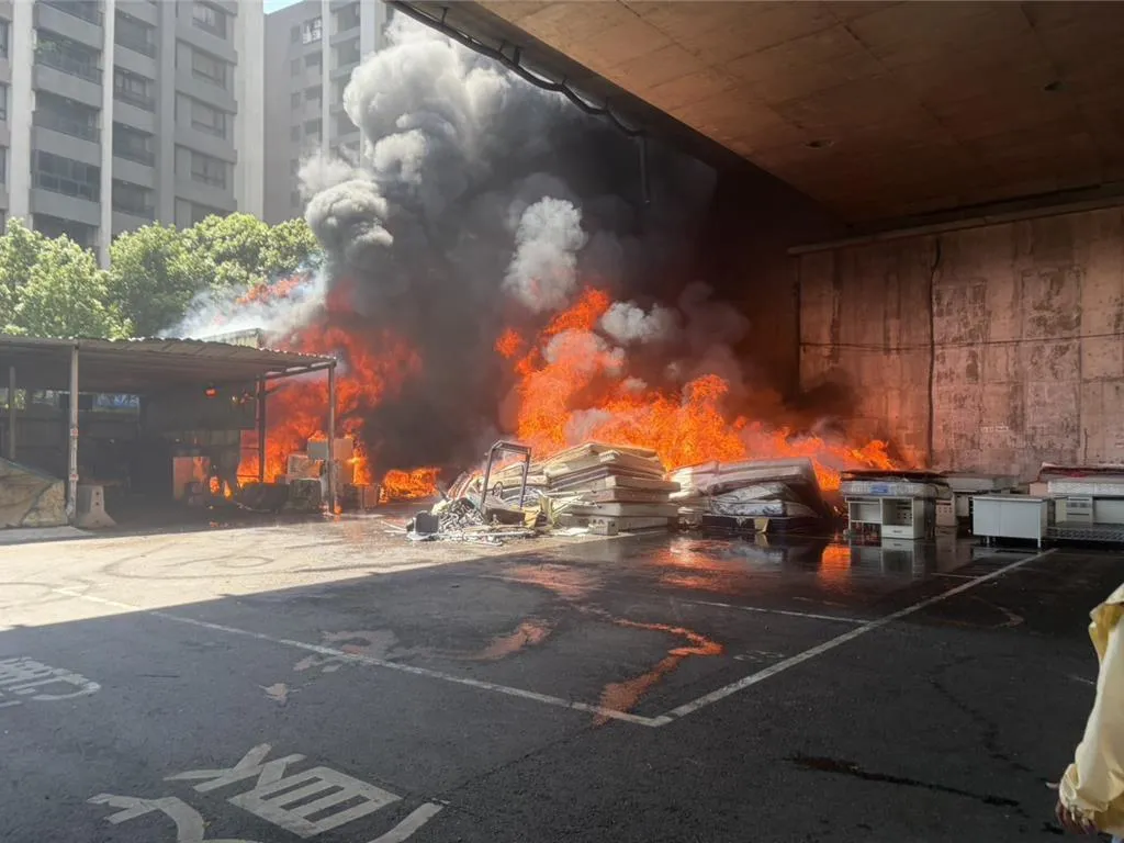 桃園市龍潭區清潔隊資源回收場今（21）日上午發生嚴重火警，家具廢棄物起火，現場濃煙滾滾，國道3號部分路段視線受到影響。（圖／桃園市消防局提供）